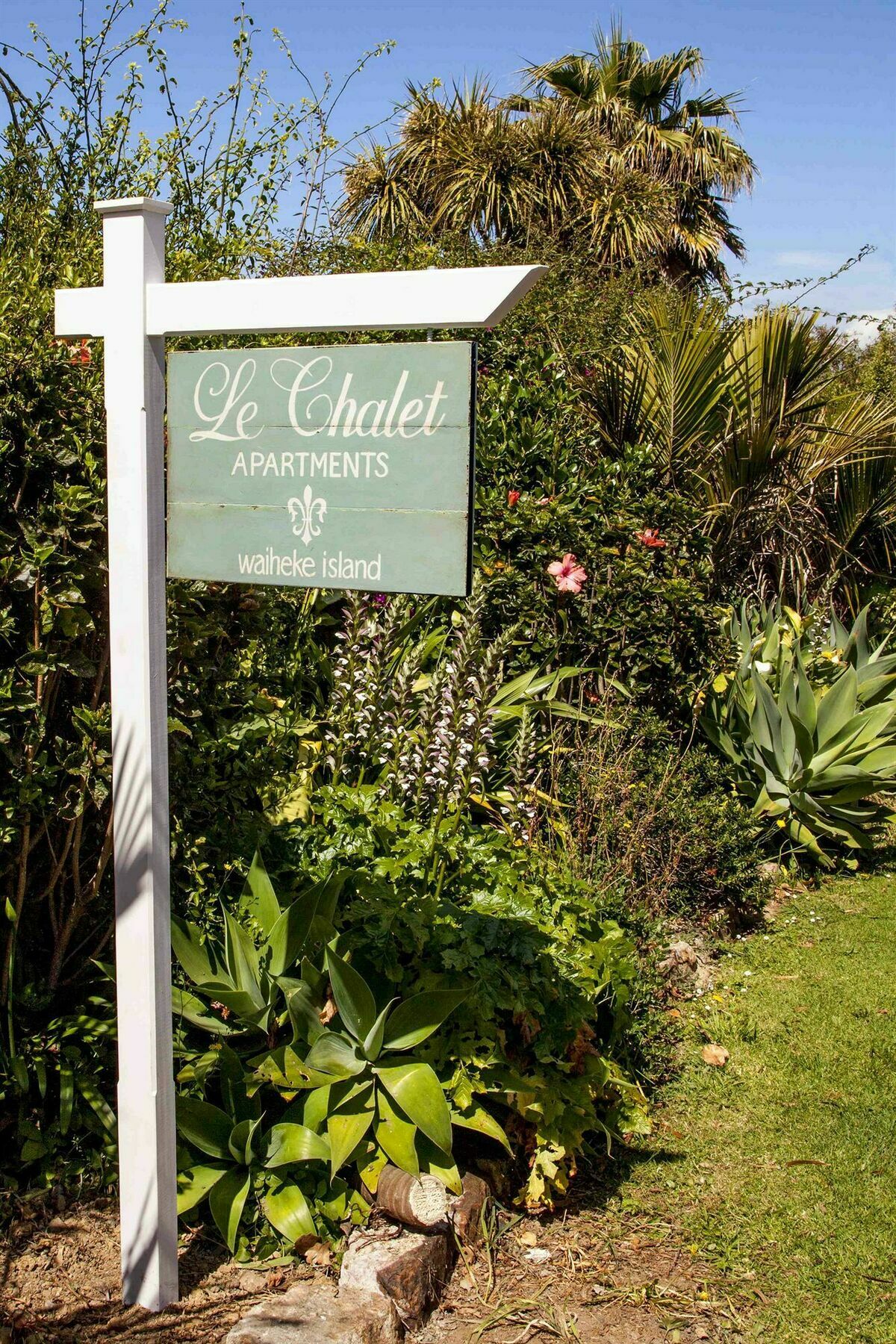 Le Chalet Waiheke Apartments Ostend Exteriör bild
